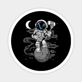 Astronaut Selfie Vechain Crypto VET Coin To The Moon Token Cryptocurrency Wallet Birthday Gift For Men Women Kids Magnet